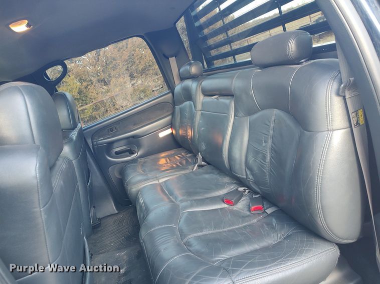 image for item DO3725 2002 Chevrolet Silverado 2500HD  Crew Cab flatbed pickup truck