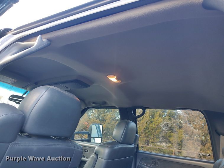 image for item DO3725 2002 Chevrolet Silverado 2500HD  Crew Cab flatbed pickup truck