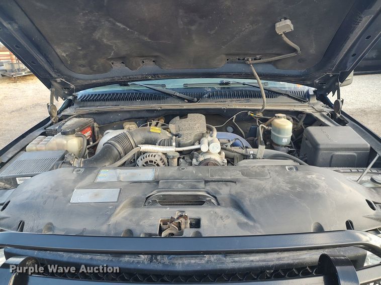 image for item DO3725 2002 Chevrolet Silverado 2500HD  Crew Cab flatbed pickup truck