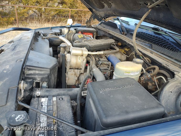 image for item DO3725 2002 Chevrolet Silverado 2500HD  Crew Cab flatbed pickup truck