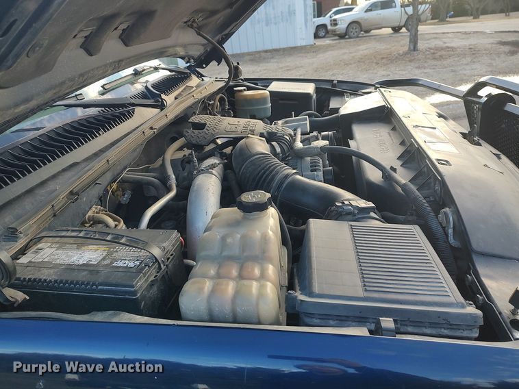 image for item DO3725 2002 Chevrolet Silverado 2500HD  Crew Cab flatbed pickup truck