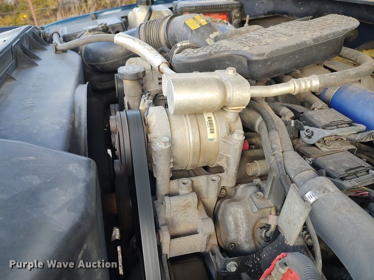 image for item DO3725 2002 Chevrolet Silverado 2500HD  Crew Cab flatbed pickup truck