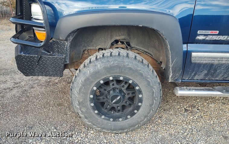 image for item DO3725 2002 Chevrolet Silverado 2500HD  Crew Cab flatbed pickup truck