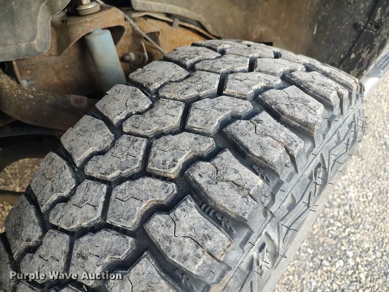 image for item DO3725 2002 Chevrolet Silverado 2500HD  Crew Cab flatbed pickup truck