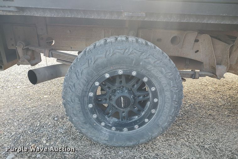 image for item DO3725 2002 Chevrolet Silverado 2500HD  Crew Cab flatbed pickup truck