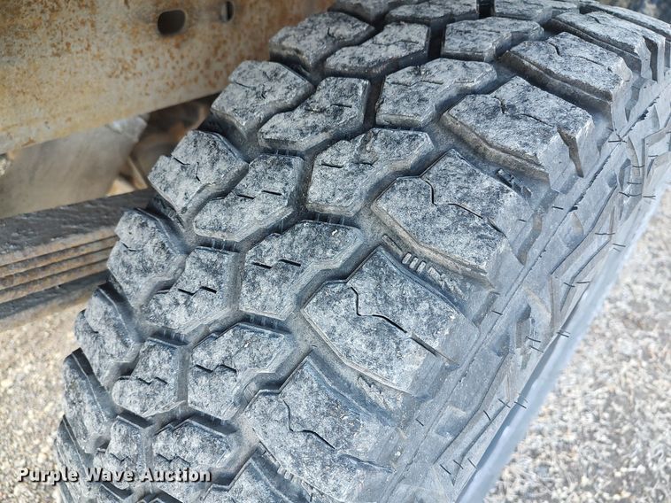 image for item DO3725 2002 Chevrolet Silverado 2500HD  Crew Cab flatbed pickup truck