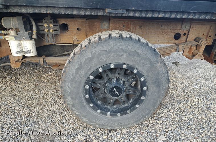 image for item DO3725 2002 Chevrolet Silverado 2500HD  Crew Cab flatbed pickup truck