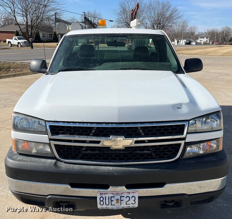 image for item DP0463 2006 Chevrolet Silverado 3500  utility bed pickup truck