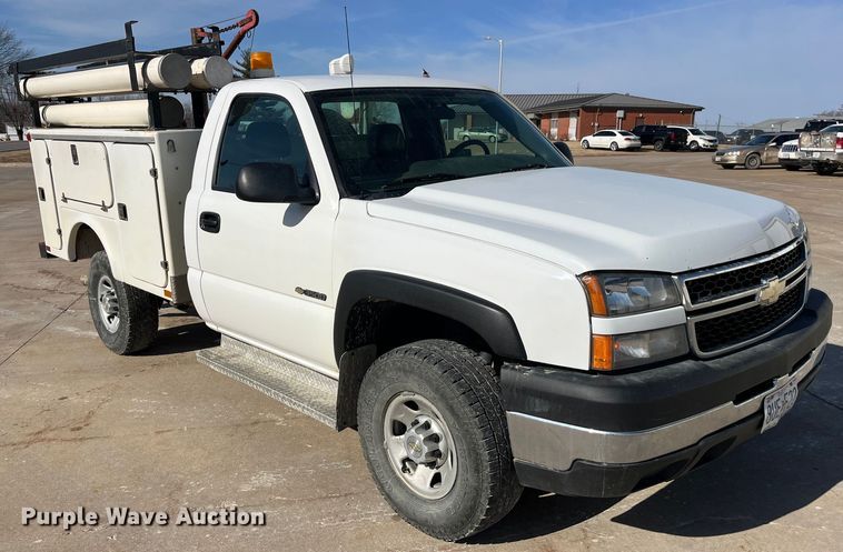 image for item DP0463 2006 Chevrolet Silverado 3500  utility bed pickup truck