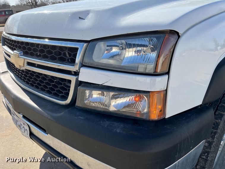 image for item DP0463 2006 Chevrolet Silverado 3500  utility bed pickup truck