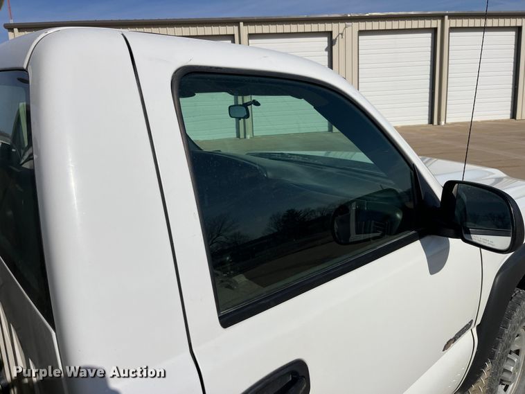 image for item DP0463 2006 Chevrolet Silverado 3500  utility bed pickup truck