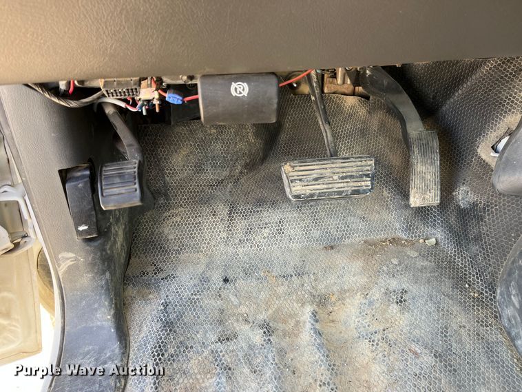 image for item DP0463 2006 Chevrolet Silverado 3500  utility bed pickup truck