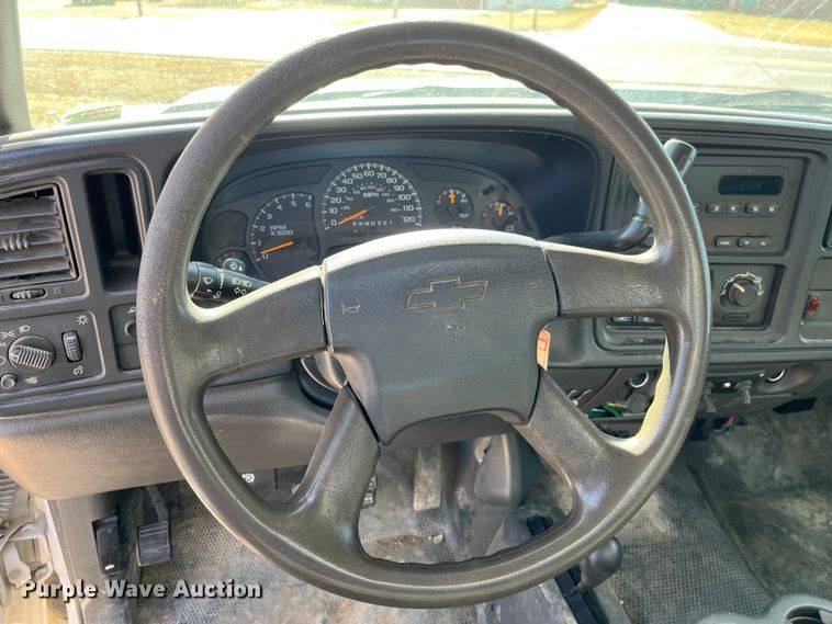 image for item DP0463 2006 Chevrolet Silverado 3500  utility bed pickup truck