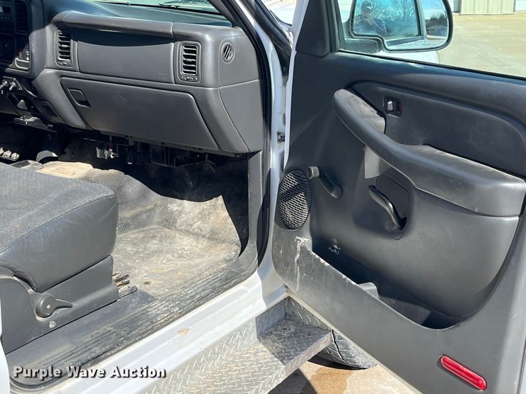 image for item DP0463 2006 Chevrolet Silverado 3500  utility bed pickup truck