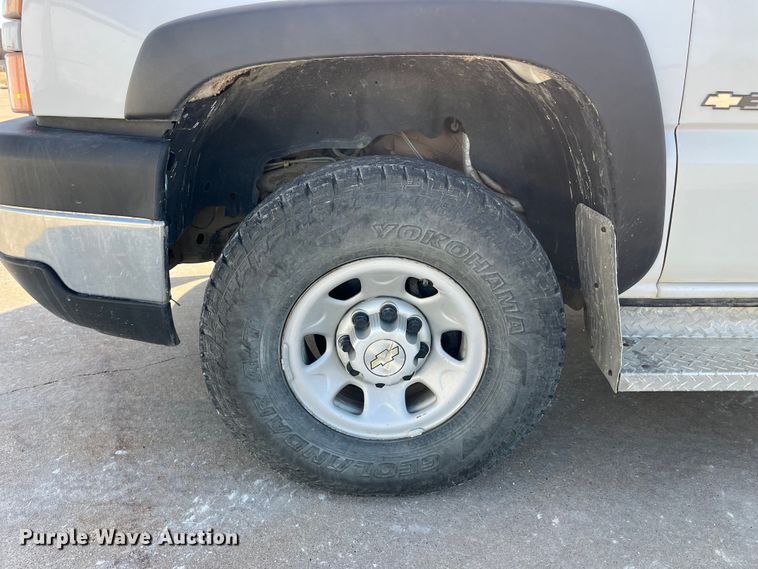 image for item DP0463 2006 Chevrolet Silverado 3500  utility bed pickup truck