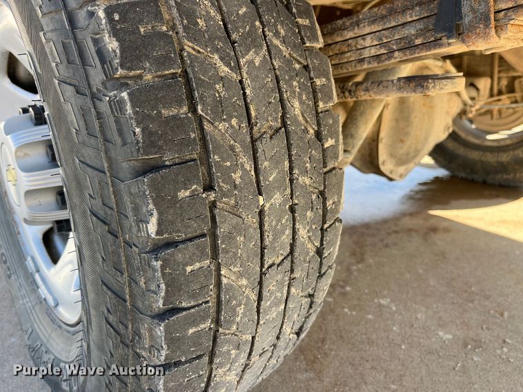 image for item DP0463 2006 Chevrolet Silverado 3500  utility bed pickup truck