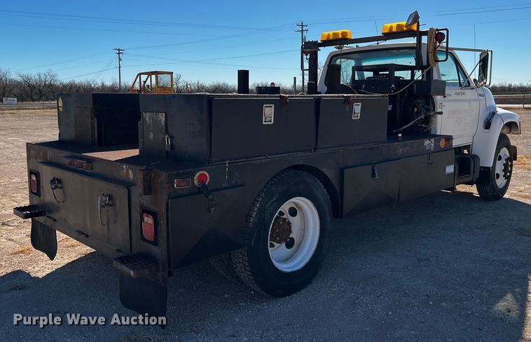 image for item DQ1951 1997 Ford F800  flatbed truck