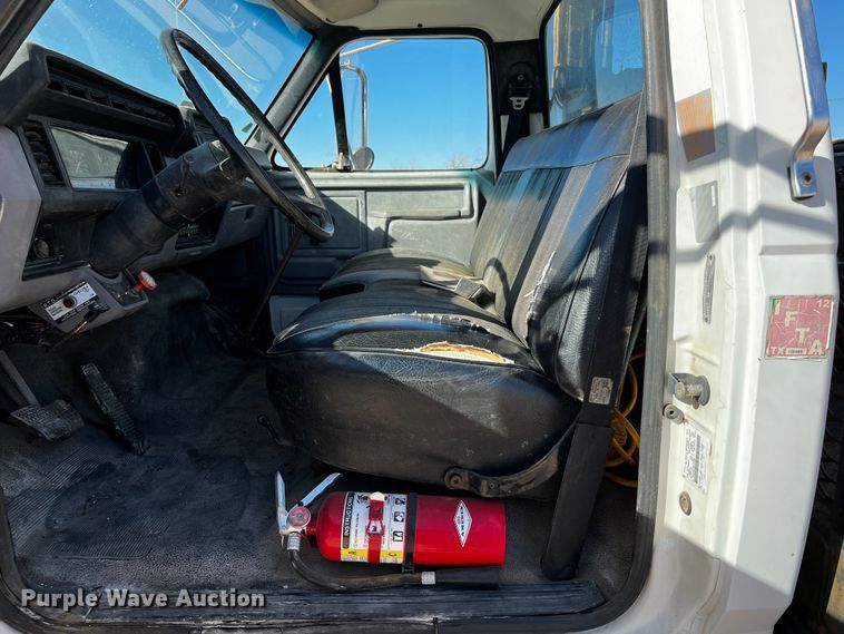 image for item DQ1951 1997 Ford F800  flatbed truck