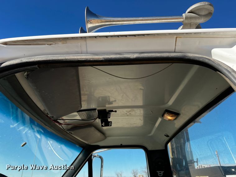 image for item DQ1951 1997 Ford F800  flatbed truck