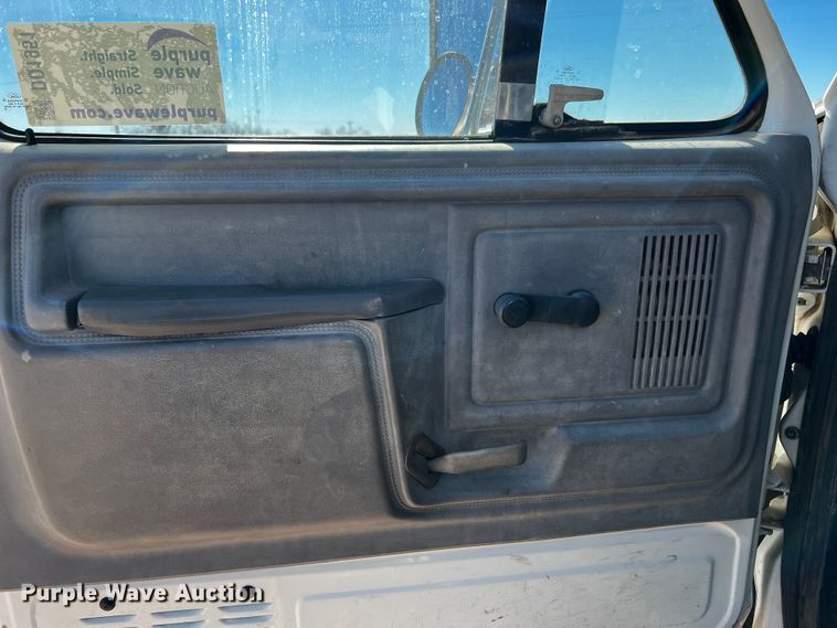 image for item DQ1951 1997 Ford F800  flatbed truck