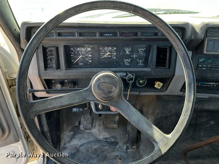 image for item DQ1951 1997 Ford F800  flatbed truck