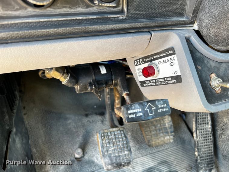 image for item DQ1951 1997 Ford F800  flatbed truck