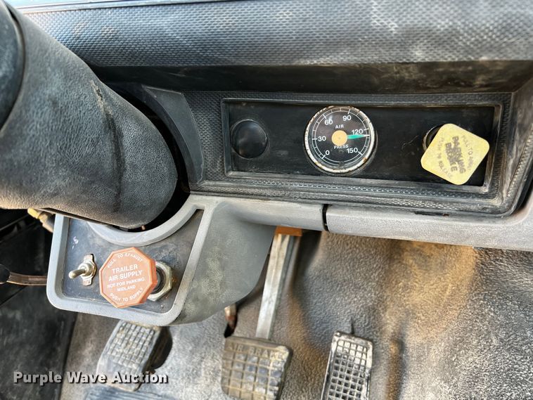 image for item DQ1951 1997 Ford F800  flatbed truck