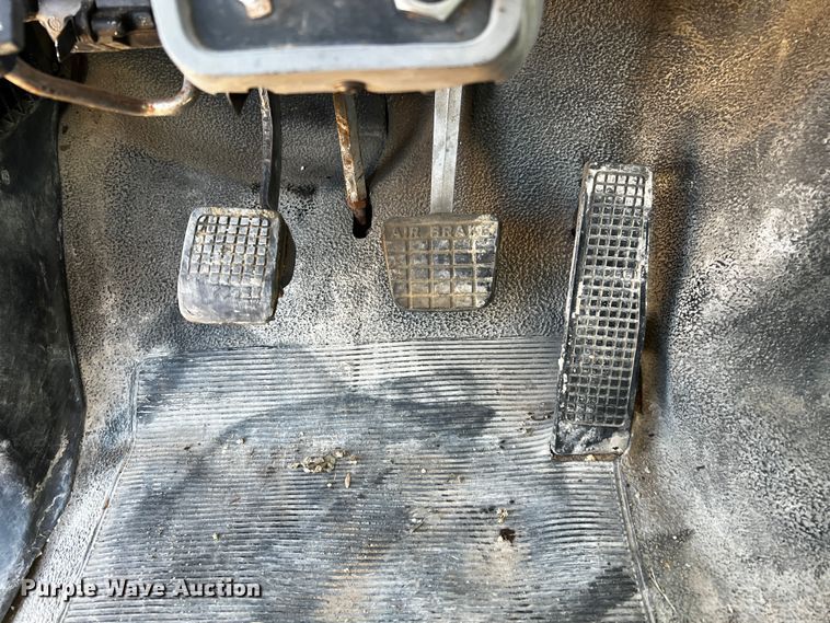 image for item DQ1951 1997 Ford F800  flatbed truck