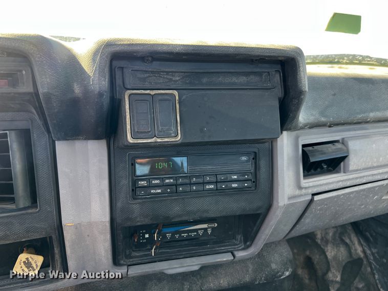 image for item DQ1951 1997 Ford F800  flatbed truck