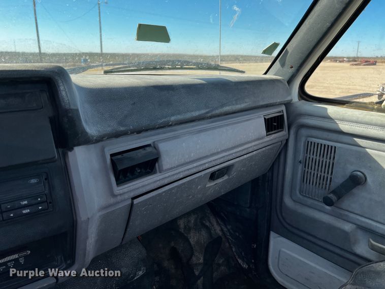 image for item DQ1951 1997 Ford F800  flatbed truck