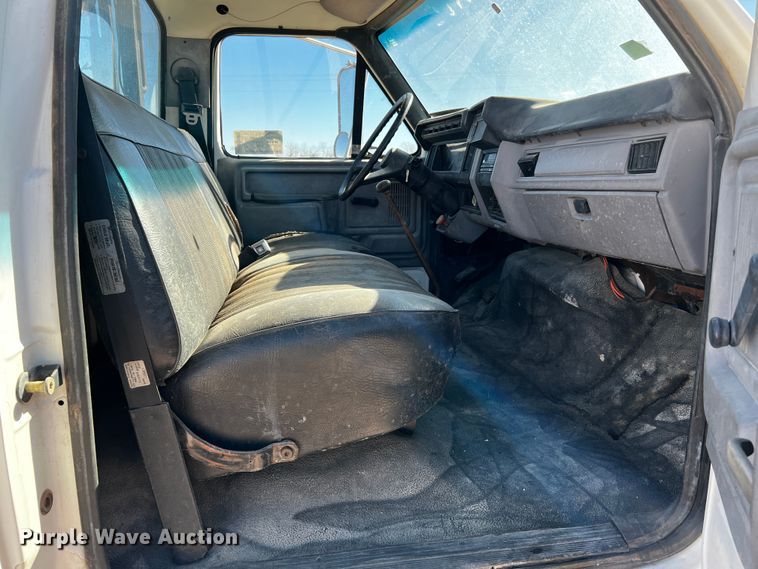 image for item DQ1951 1997 Ford F800  flatbed truck