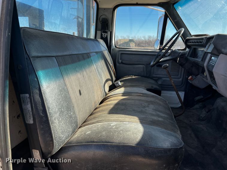 image for item DQ1951 1997 Ford F800  flatbed truck