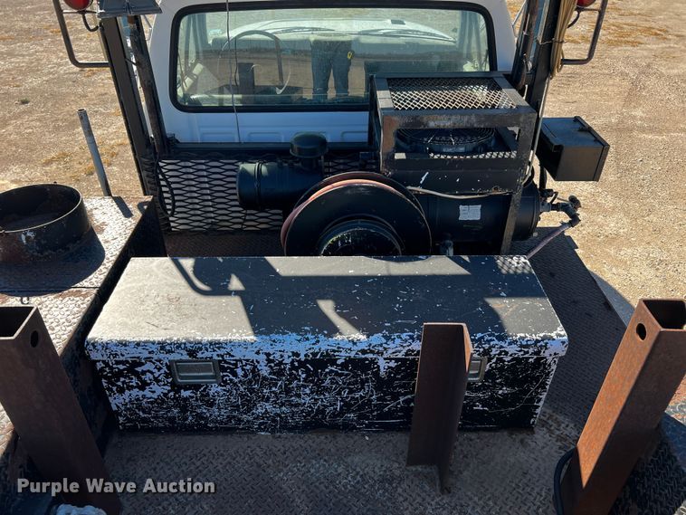 image for item DQ1951 1997 Ford F800  flatbed truck