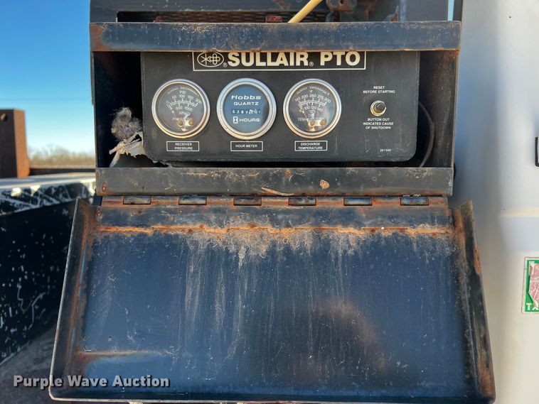 image for item DQ1951 1997 Ford F800  flatbed truck