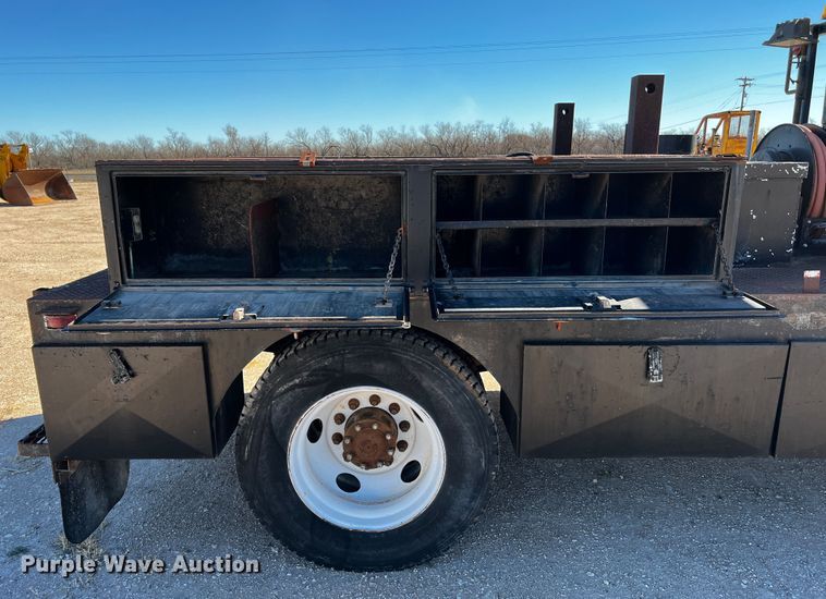 image for item DQ1951 1997 Ford F800  flatbed truck