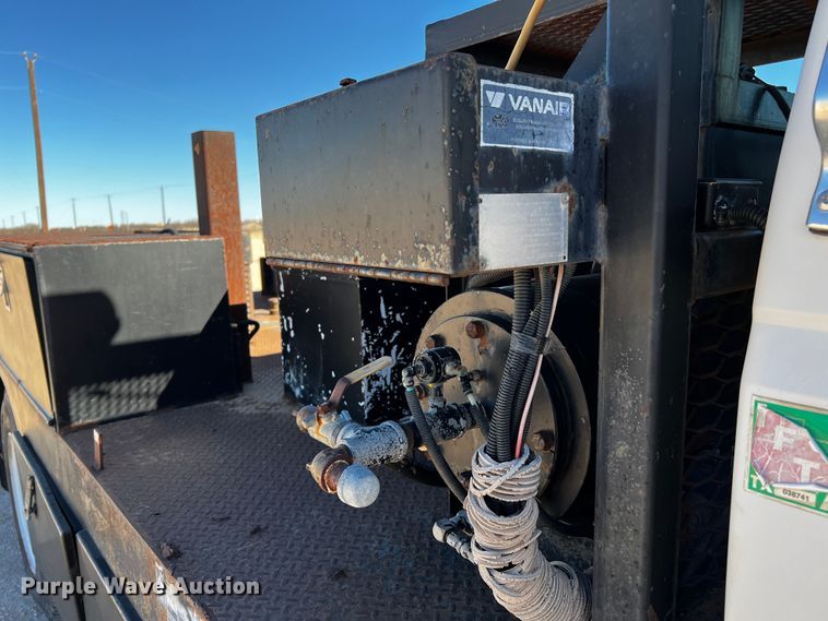 image for item DQ1951 1997 Ford F800  flatbed truck