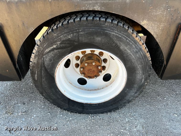 image for item DQ1951 1997 Ford F800  flatbed truck