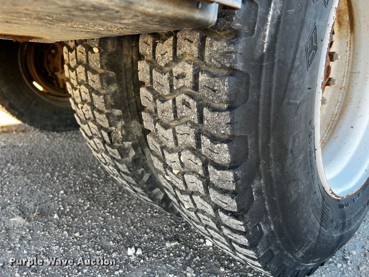 image for item DQ1951 1997 Ford F800  flatbed truck