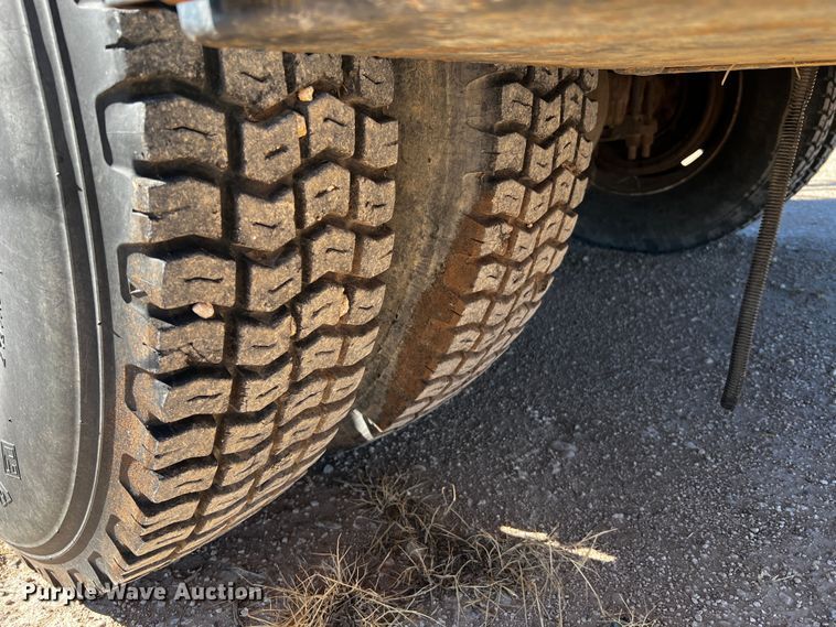 image for item DQ1951 1997 Ford F800  flatbed truck