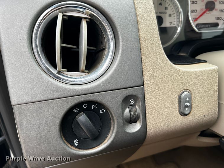 image for item DQ1966 2005 Ford F150  SuperCrew pickup truck