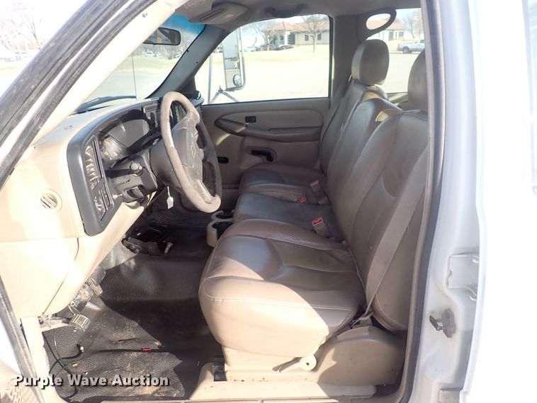 image for item DQ5081 2003 Chevrolet Silverado 3500  Crew Cab flatbed pickup truck