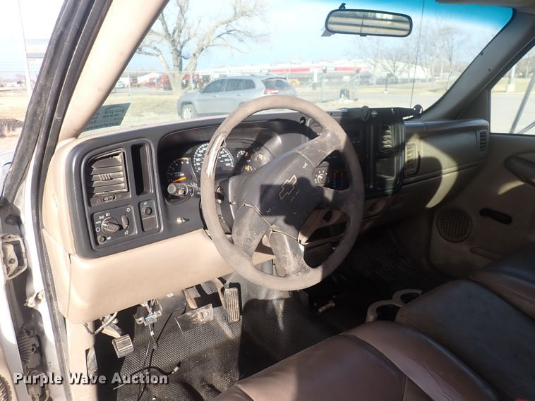 image for item DQ5081 2003 Chevrolet Silverado 3500  Crew Cab flatbed pickup truck