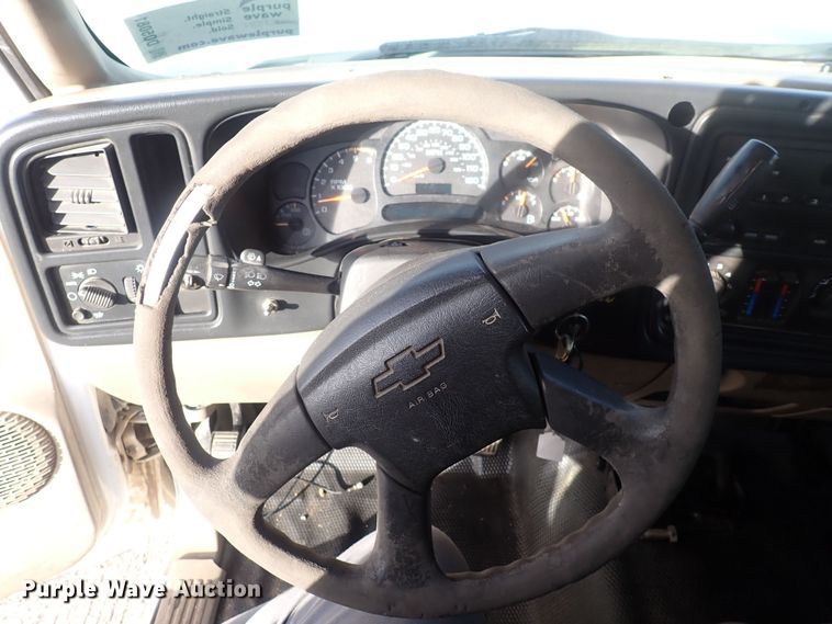 image for item DQ5081 2003 Chevrolet Silverado 3500  Crew Cab flatbed pickup truck