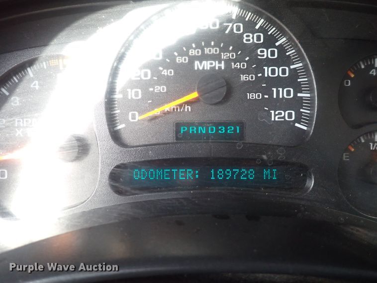 image for item DQ5081 2003 Chevrolet Silverado 3500  Crew Cab flatbed pickup truck