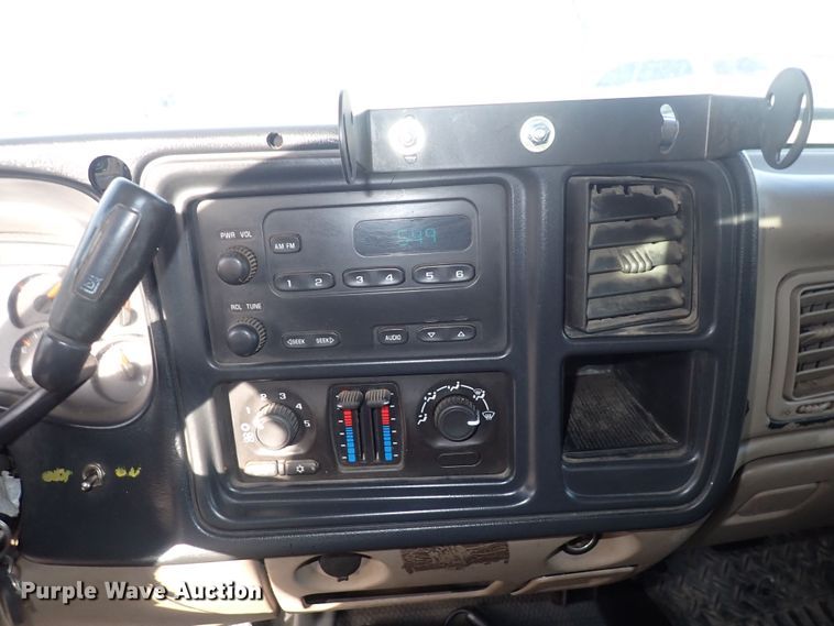 image for item DQ5081 2003 Chevrolet Silverado 3500  Crew Cab flatbed pickup truck