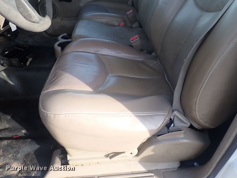 image for item DQ5081 2003 Chevrolet Silverado 3500  Crew Cab flatbed pickup truck