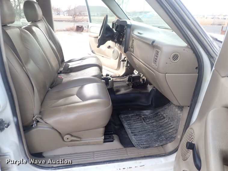 image for item DQ5081 2003 Chevrolet Silverado 3500  Crew Cab flatbed pickup truck