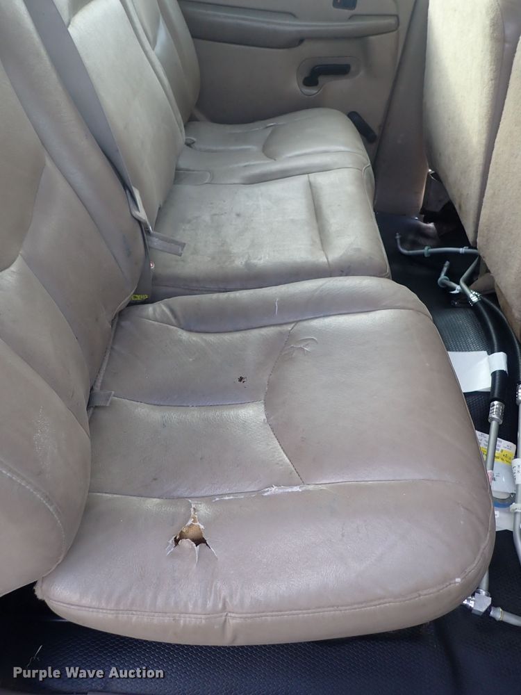 image for item DQ5081 2003 Chevrolet Silverado 3500  Crew Cab flatbed pickup truck