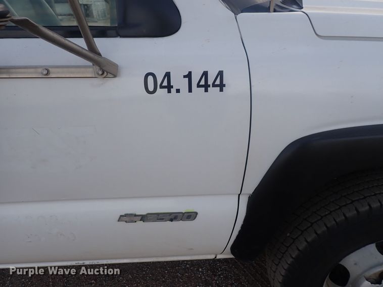 image for item DQ5081 2003 Chevrolet Silverado 3500  Crew Cab flatbed pickup truck