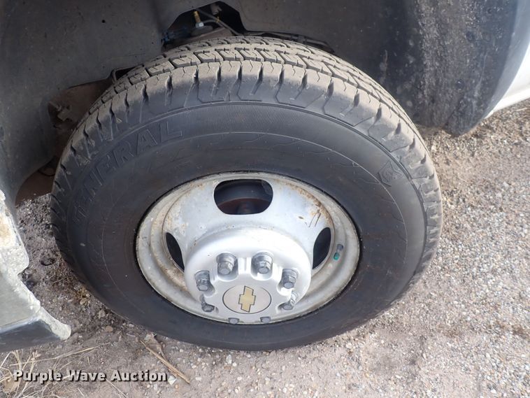 image for item DQ5081 2003 Chevrolet Silverado 3500  Crew Cab flatbed pickup truck